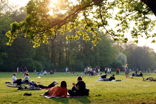 Ruhige Abendstimmung im Sommer im Treptower Park