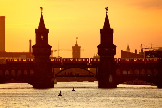 Oberbaumbrücke und Rotes Rathaus mit U Bahn im Sonnenuntergang