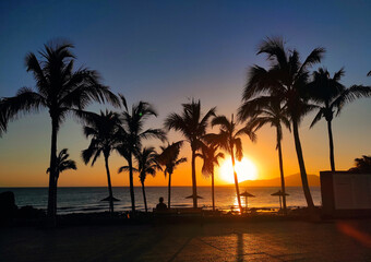Fototapeta na wymiar Lanzarote - spiagge al tramonto