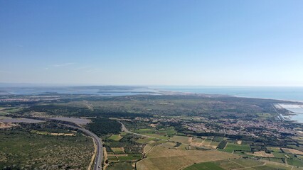 survol des corbières dans le sud de la France et vue sur la méditerranée