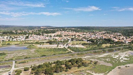 Fototapeta premium survol des corbières dans le sud de la France et vue sur la méditerranée