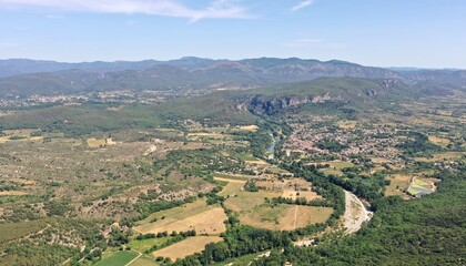 Fototapeta na wymiar survol de la rivière Hérault dans le sud de la France face aux cévennes