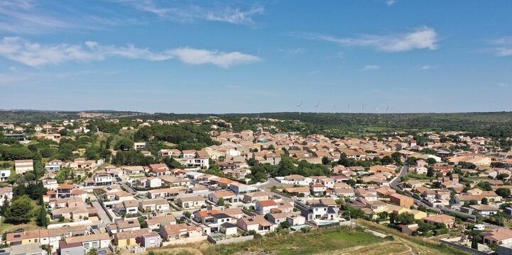 survol des corbi&egrave;res dans le sud de la France et vue sur la m&eacute;diterran&eacute;e