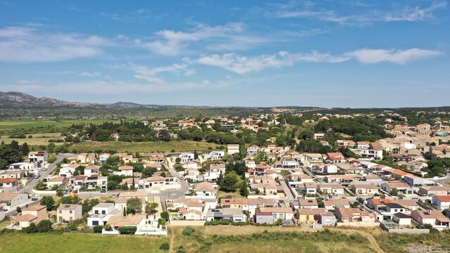 survol des corbi&egrave;res dans le sud de la France et vue sur la m&eacute;diterran&eacute;e