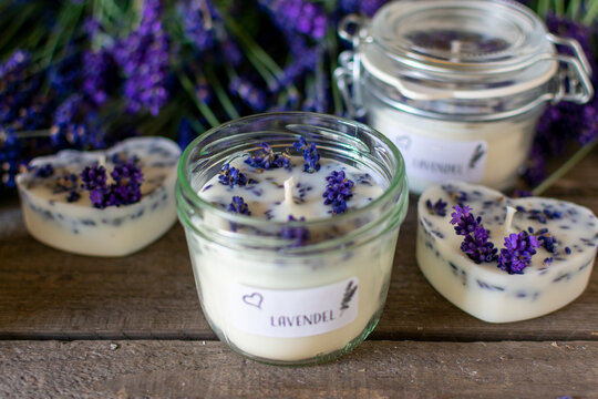 verschiedene Sorten Lavendel Kerzen mit Blüten.