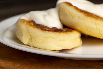 cottage cheese cheese cakes are eaten with sour cream or jam