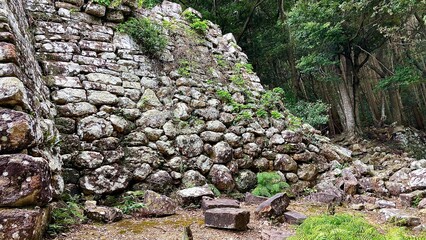 対馬の金田城址の朝鮮式石塁　一ノ城戸跡