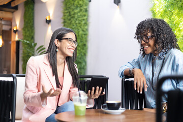 Woman with eyeglasses chatting with a friend at a coffeeshop
