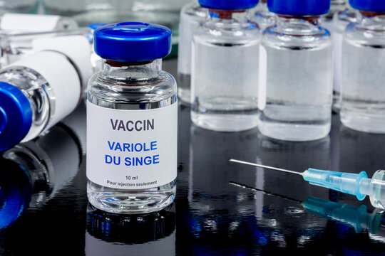 Vaccin variole du singe. Flacons de vaccins et seringue