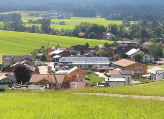 Neubauviertel auf dem Land. Ostallgäu, Bayern. Einige habe Solardächer.