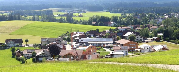 Neubauviertel auf dem Land. Ostallgäu, Bayern. Einige habe Solardächer.