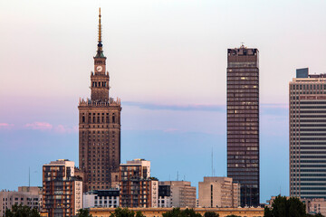 Warszawa, panorama centrum Warszawy o zachodzie słońca, centrum biznesowe 2022. Zachodzące...