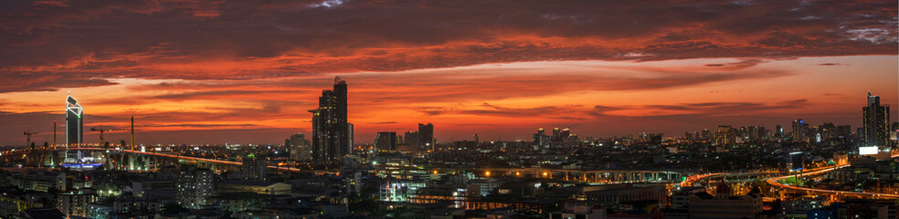 Fototapeta na wymiar Bangkok's metropolis comes alive in twilight time.
