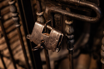 Antiguo candado de seguridad oxidado con llave