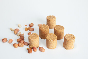 paçoquinha and peanuts on top of a white background