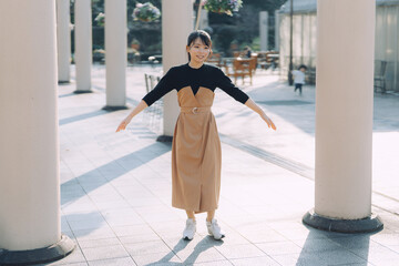 Fototapeta na wymiar 愛知県名古屋市の庭園を散策する若い女性 Young woman strolling through a garden in Nagoya, Aichi, Japan.