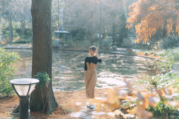 愛知県名古屋市の庭園を散策する若い女性 Young woman strolling through a garden in...