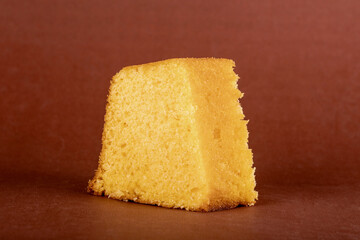 Bolo de fubá e milho isolado com fundo marrom