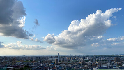 パノラマ撮影した夏の夕方の名古屋の住宅地と青空の風景