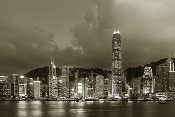 Obraz premium Scenery of Victoria harbor of Hong Kong city at dusk