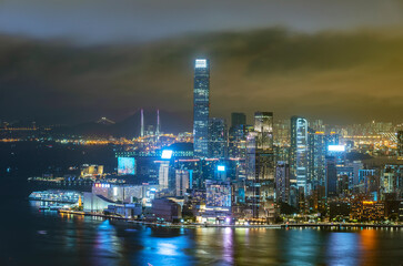 Fototapeta premium Night scenery of dwontown district and Victoria Harbor of Hong Kong city