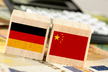 Euro Geldscheine und Flagge von China und Deutschland