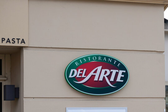 Pizza del arte brand text and logo sign on wall facade restaurant italian