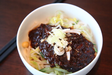 中国料理のジャージャー麺