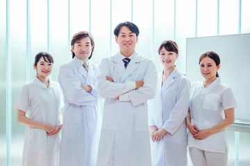 Fotobehang 病院で働く医療従事者の日本人男女（医者・看護師）  © buritora