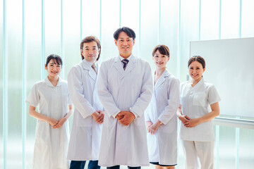 病院で働く医療従事者の日本人男女（医者・看護師）
