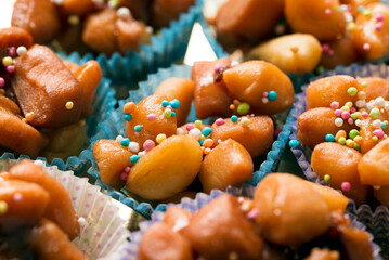 Struffoli, dolce tradizionale di natale della cucina campana, Cibo Italiano 