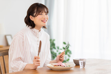 Obraz na płótnie Canvas 食事をする若い女性