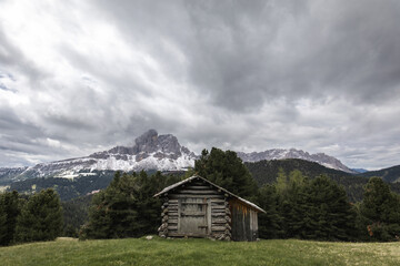 Obraz premium mountain hut in the mountains