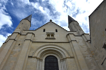 Fototapeta na wymiar Abbaye de Fontevraud, contreplongée sur la façade de l'abbatiale. Pays de la Loire, France