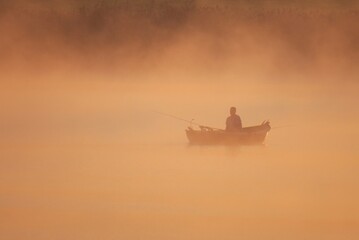 Angler im Morgenrot