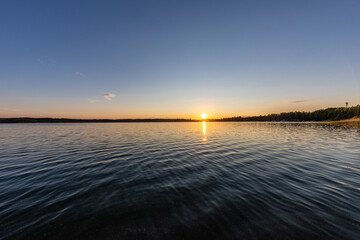 Obraz na płótnie Canvas zachód słońca nad jeziorem