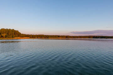 Jezioro o wschodzie słońca
