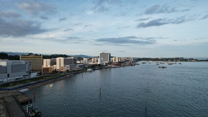 Obraz premium Kota Kinabalu, Sabah Malaysia – June 14, 2022: The Waterfront and Esplanade Area of Kota Kinabalu City Centre