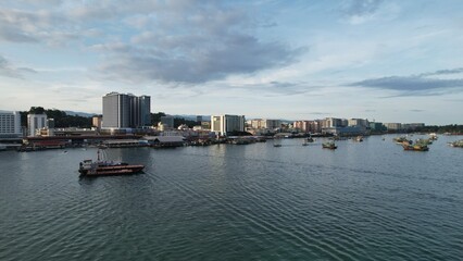 Obraz premium Kota Kinabalu, Sabah Malaysia – June 14, 2022: The Waterfront and Esplanade Area of Kota Kinabalu City Centre
