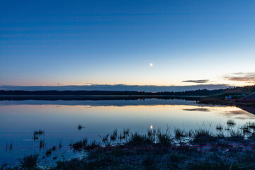 Fototapeta jezioro nocą z księżycem w tle obraz