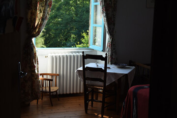 Table devant fenêtre ouverte