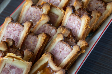 tranche de pâté en croute dans un plat 