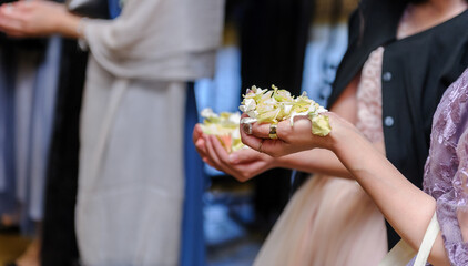 花びらを手にもつ女性の手　フラワーシャワー　結婚式