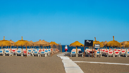 Hamacas y parasoles de playa bajo el sol de Torremolinos