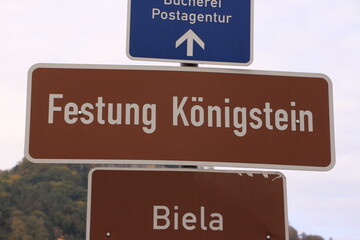 Wegweiser zur Festung Königstein in der Sächsischen Schweiz