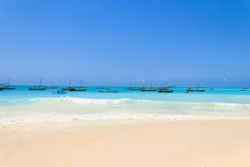 Cercles muraux Plage de Nungwi, Tanzanie Vue sur la plage de sable tropical de Nungwi et les boutres traditionnels en bois dans l& 39 océan Indien à Zanzibar, Tanzanie