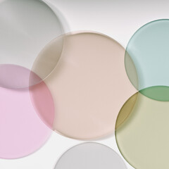 A minimum of 3D product display background and a colorful transparent disk are displayed at the top.