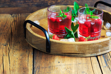 roter Sommercocktail mit Erdbeeren