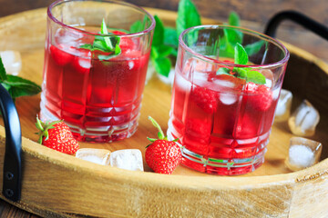 roter Sommercocktail mit Erdbeeren