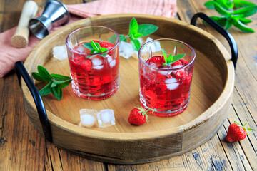 roter Sommercocktail mit Erdbeeren